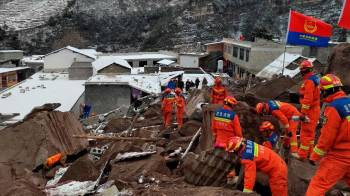 China: buscan a decenas de personas atrapadas tras un alud que causó 20 muertes