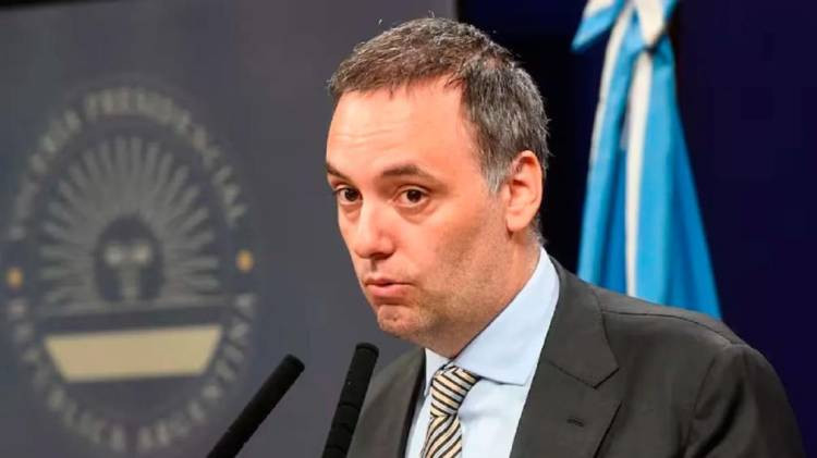 El Gobierno respaldó las medidas de Caputo: “A nosotros no nos preocupa ni el dólar ni el riesgo país”