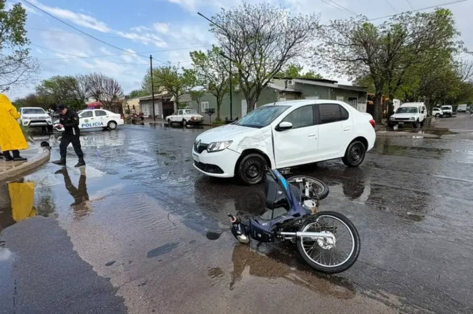 Violenta colisión entre un auto y una moto en General Pico deja dos heridos