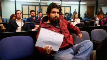 Juicio por el atentado a CFK: Sabag Montiel mostró un cartel que dice "me tienen secuestrado"