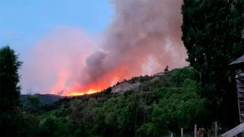 El incendio forestal en el Parque Nacional "Los Alerces" no cesa: "Son delincuentes que tienen un negocio inmobiliario"