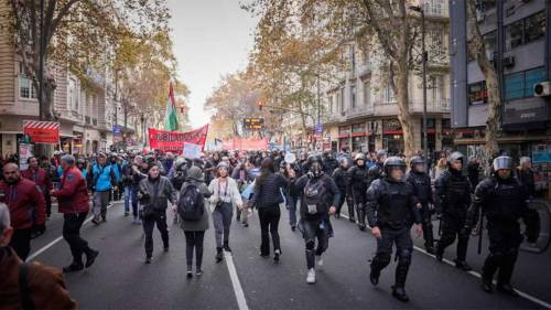 Marchas a Plaza de Mayo y al Congreso tras la condena a CFK: hubo tensión entre los manifestantes y la Policía