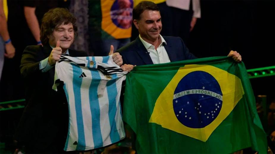 Flávio Bolsonaro le respondió a Milei tras los comicios en Brasil: “Nuestras naciones estarán más cerca”