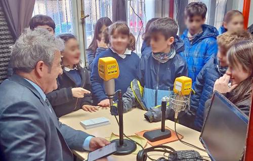 Alumnos del taller de radio del IVT conocieron los estudios de LU100 y vivieron una experiencia al aire