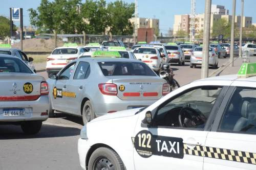 Taxistas de Santa Rosa convocan a una protesta frente al municipio contra las aplicaciones de transporte