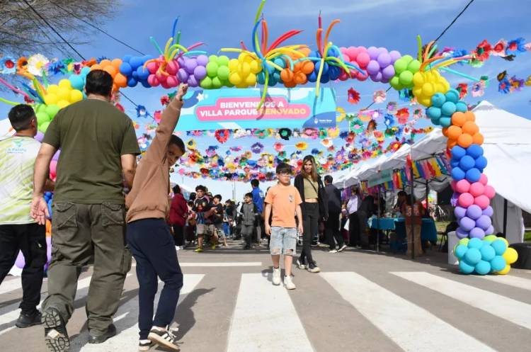 Santa Rosa: Luciano di Nápoli inauguró 36 cuadras de pavimento y la puesta en valor de la plaza de Villa Parque