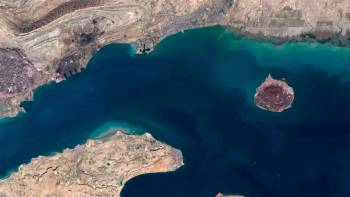 Escalada militar en el estrecho de Ormuz: bombardeo de EE.UU. en la isla de Larak deja bajas y Teherán promete represalias