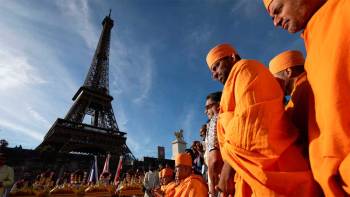 Conflicto en la Torre Eiffel: denuncian restricciones a trabajadoras por la visita de una delegación hindú