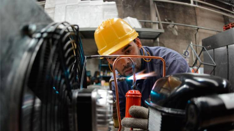 La actividad industrial de las pyme descendió más de 18% en abril