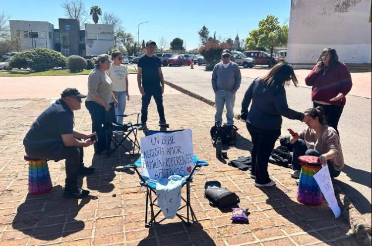 Conflicto por el bebé de Rancul: la familia de tránsito inició un acampe por tiempo indeterminado frente a la Casa de Gobierno