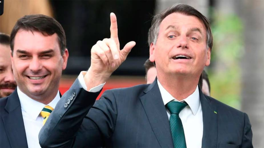 Flávio Bolsonaro visitó a su padre en prisión domiciliaria de cara al balotaje en Brasil