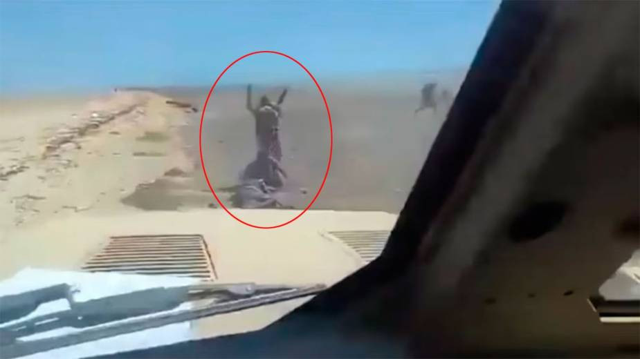 Imágenes extremas en Yemen: tribales atropellan a hutíes con blindados para recuperar el estrecho de Bab el-Mandeb