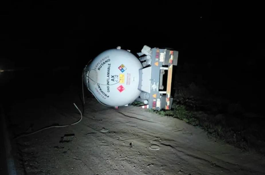 Habilitan la circulación en la Ruta 143 tras el operativo por el vuelco de un camión cisterna