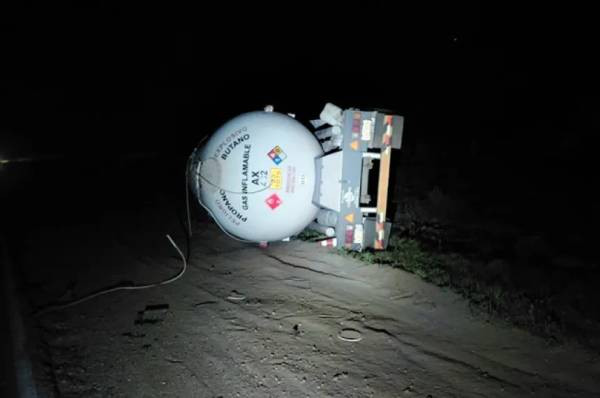 Habilitan la circulación en la Ruta 143 tras el operativo por el vuelco de un camión cisterna