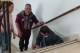 Indignación en Santa Rosa: un empleado municipal se arrastró por la escalera porque no funciona el ascensor