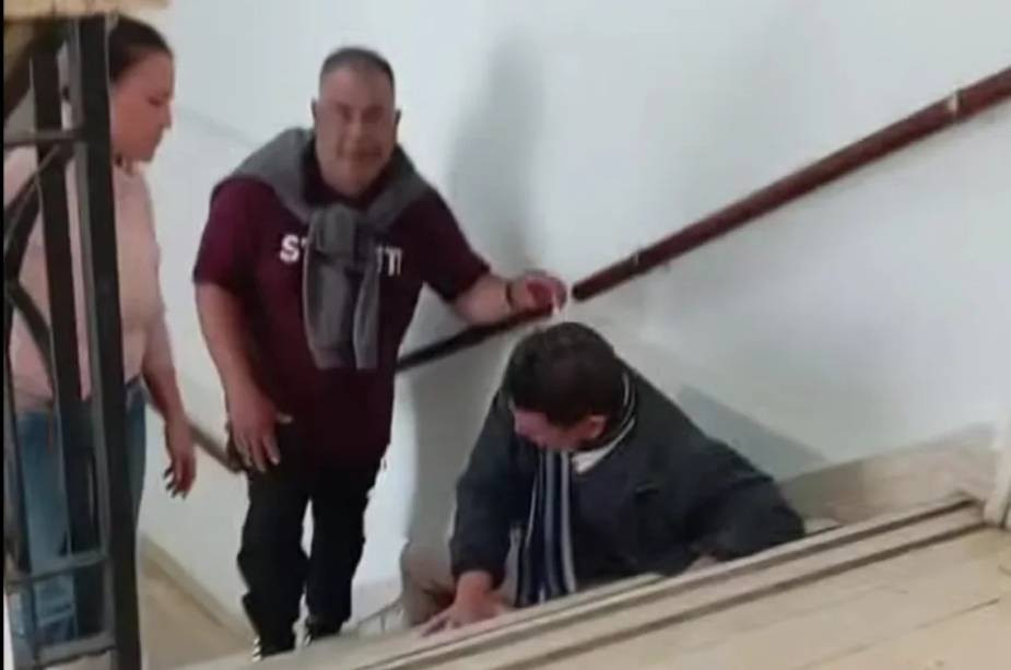 Indignación en Santa Rosa: un empleado municipal se arrastró por la escalera porque no funciona el ascensor