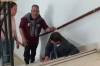 Indignación en Santa Rosa: un empleado municipal se arrastró por la escalera porque no funciona el ascensor