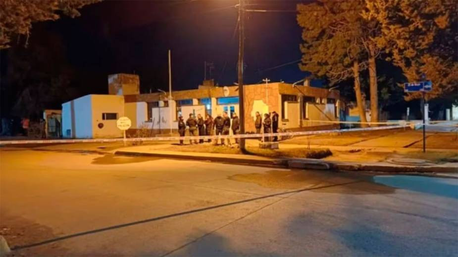 Tragedia en Santa Cruz: dos presos mueren ahogados tras prender fuego un colchón para exigir un traslado