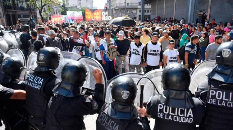 Rige la norma que habilita al Gobierno a quitarles los planes a los que hagan piquetes o cometan vandalismo
