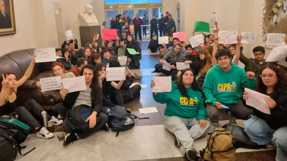 El Gobierno denunciará penalmente a los estudiantes que tomaron la Secretaría de Educación