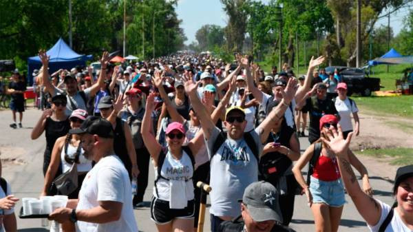 Fervor y expectativa: multitudes marchan a Luján palpitando la llegada del Papa León XIV