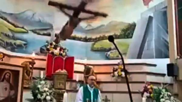 Tragedia en plena misa: un sacerdote habló de la muerte y murió aplastado por una cruz tres minutos después