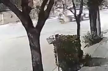 Buscan al conductor de una camioneta blanca que chocó a un motociclista en General Acha y huyó