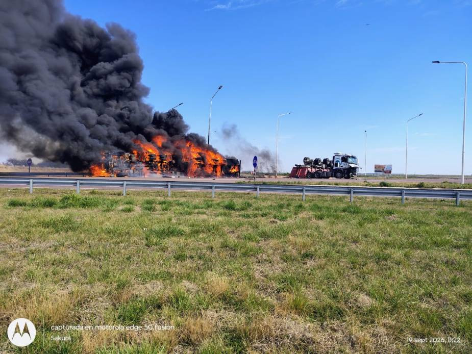 Violenta colisión e incendio entre dos camiones paraliza el tránsito en el cruce de las rutas 35 y 18