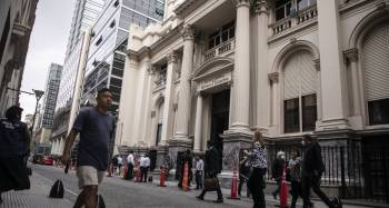 El BCRA compró USD 121 millones en el mercado y el dólar mayorista cerró sin cambios