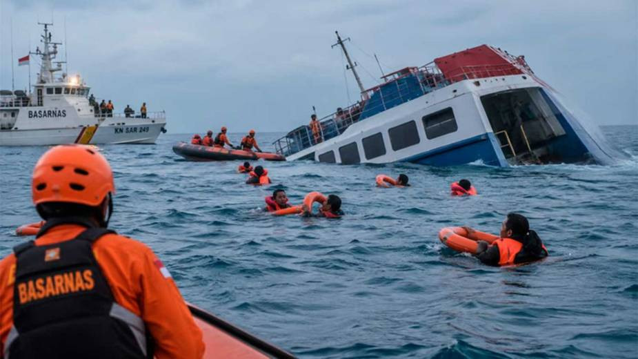 Naufragio en el mar de Java: seis muertos y 129 desaparecidos tras el vuelco de un ferry