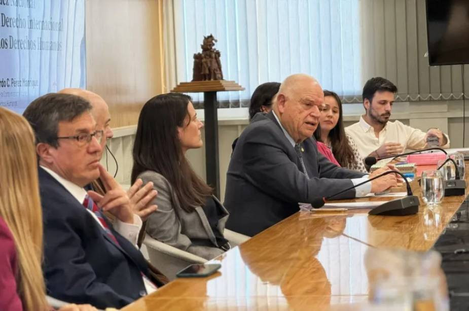 Ricardo Pérez Manrique advirtió sobre la complejidad jurídica para regular a las grandes tecnológicas