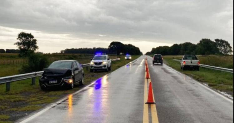 Ruta 5: su auto hizo "aquaplaning" y terminaron impactando contra un guardarrail