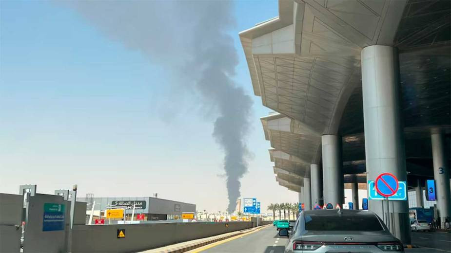 Ataque con misiles al aeropuerto de Riad deja doce muertos y más de trescientos heridos