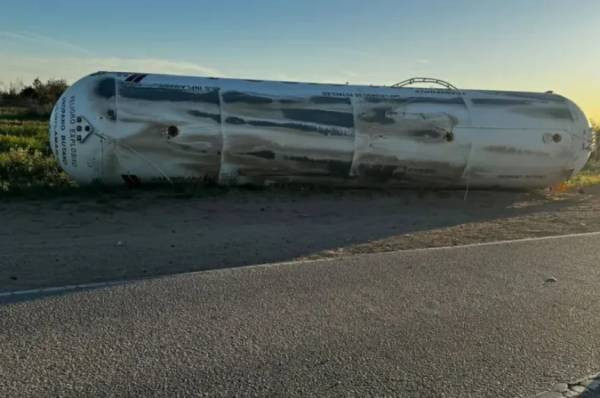 Ruta 143 cortada: se demora la liberación del tránsito tras el vuelco de un camión con gas