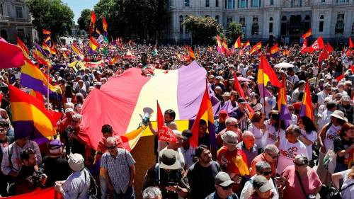 Miles de personas marcharon en Madrid en rechazo al gobierno de Pedro Sánchez y pidieron su renuncia