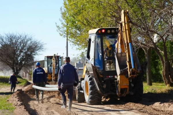 Avanza a buen ritmo la extensión de la red de agua potable en el barrio Villa Hilda