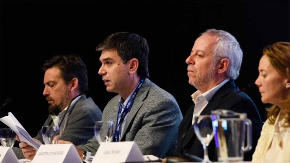 ADEPA advierte sobre el impacto de la inteligencia artificial y cuestiona la escalada de agravios del Gobierno contra el periodismo