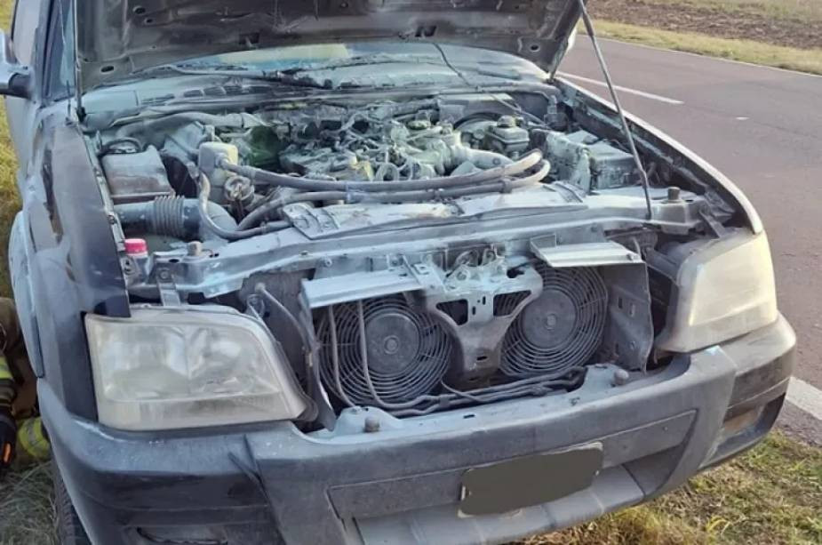 Incendio de una camioneta en la Ruta 35: la rápida acción de un bombero evitó mayores daños