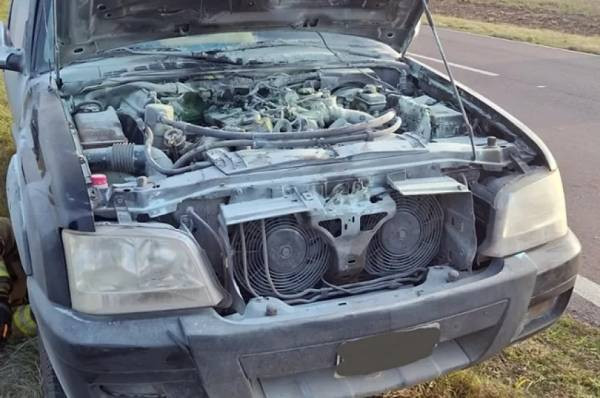 Incendio de una camioneta en la Ruta 35: la rápida acción de un bombero evitó mayores daños