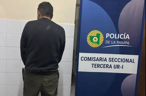 Demoran a un hombre que caminaba por la calle con una fumigadora robada de una camioneta