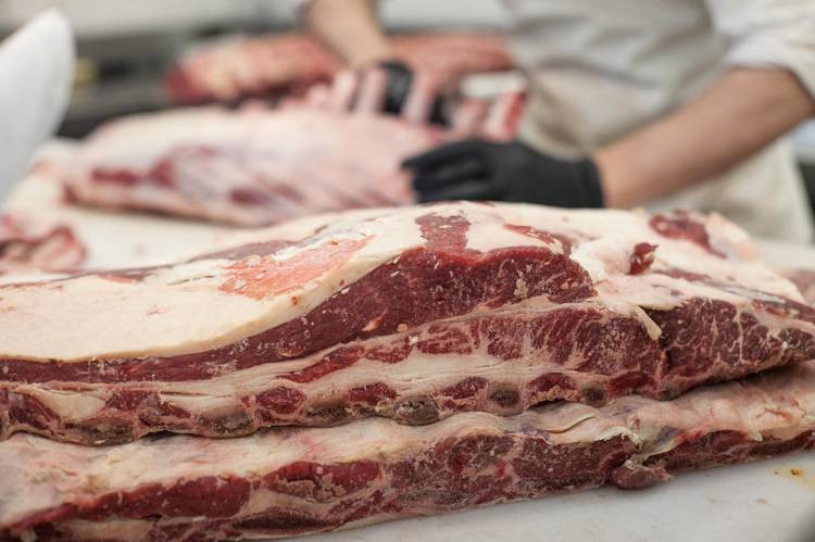 El Gobierno autorizó a exportar los “cortes populares” de carne prohibidos durante la gestión de Alberto Fernández
