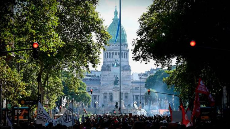 Marcha de jubilados: en la desconcentración hubo incidentes pero fueron controlados