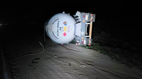 Ruta 143: sigue el corte total por el operativo de trasvase de gas tras un vuelco
