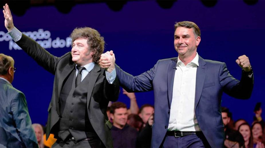 La Casa Rosada rechaza haber facilitado la salida del senador brasileño Flávio Bolsonaro y opta por el silencio