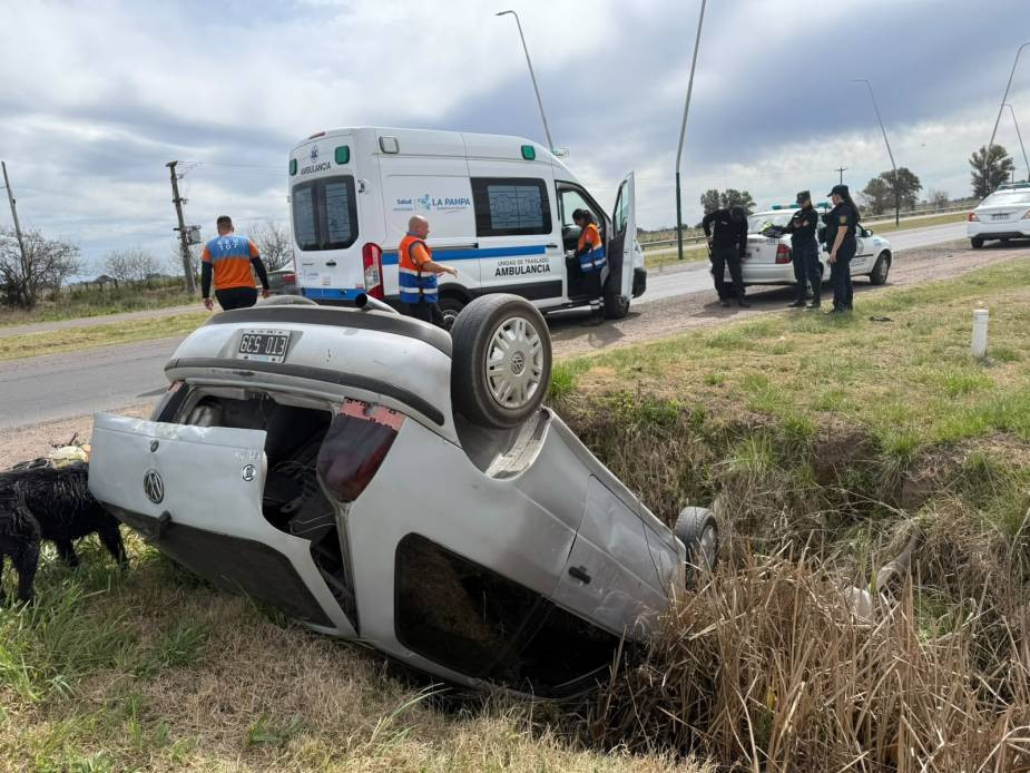 Vuelco insólito en General Pico: frenó para observar aves y el auto cayó a un desagüe