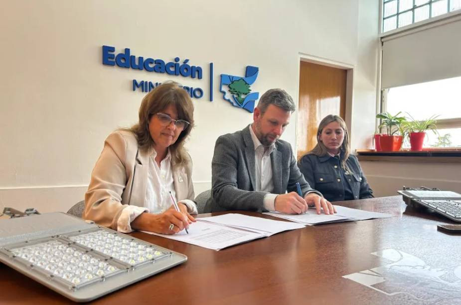 Plan provincial en Santa Rosa: entregan tecnología LED para potenciar playones escolares y deportivos