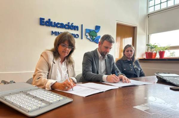 Plan provincial en Santa Rosa: entregan tecnología LED para potenciar playones escolares y deportivos