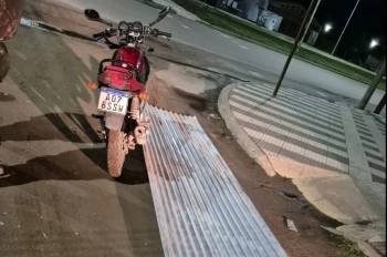 Robaron una chapa de una obra del IPAV y fueron detenidos cuando la transportaban en moto