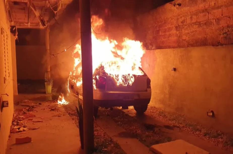 General Pico: un incendio vehicular destruyó un auto y obligó a rescatar a una madre y a su bebé