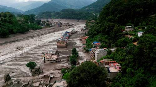 Tragedia en el Himalaya: el alud en Nepal y China deja más de 900 muertos y miles de desaparecidos